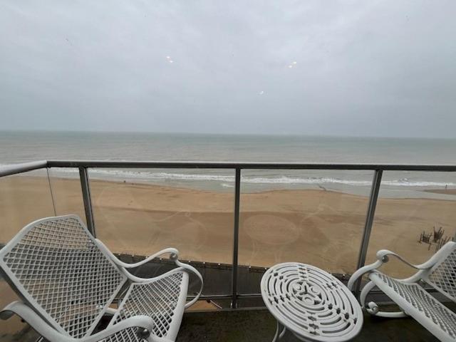 Modern Two-bedroom With Breathtaking Views And Two Charming Terraces T39 * Ostende